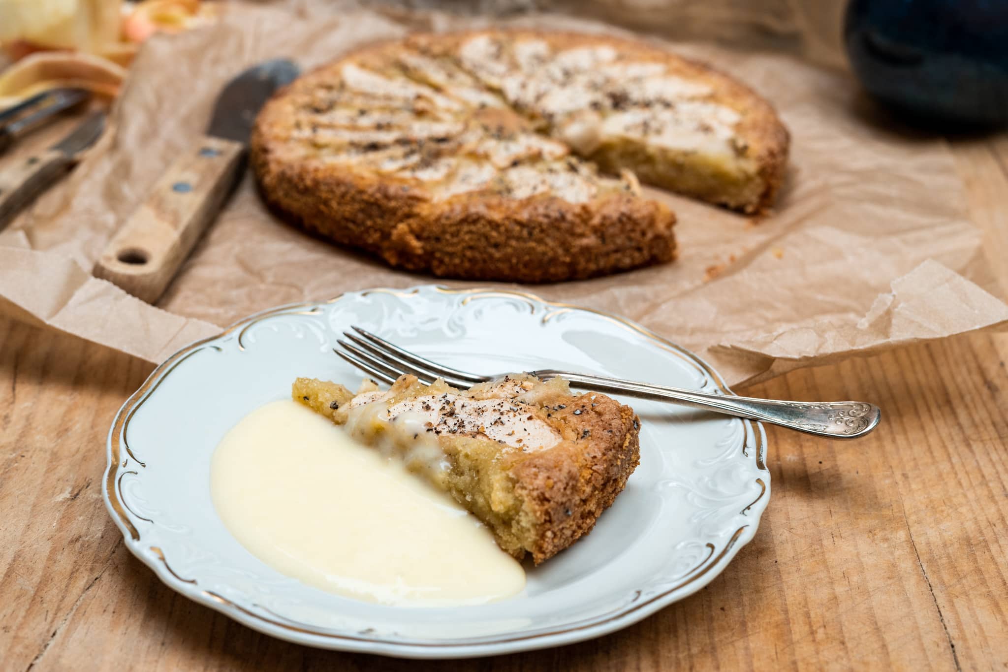 http://swedishspoon.com/wp-content/uploads/2021/09/simple-chewy-apple-cake-with-cardamom-%E2%80%94-seg-appelkaka-med-kardemumma.jpg