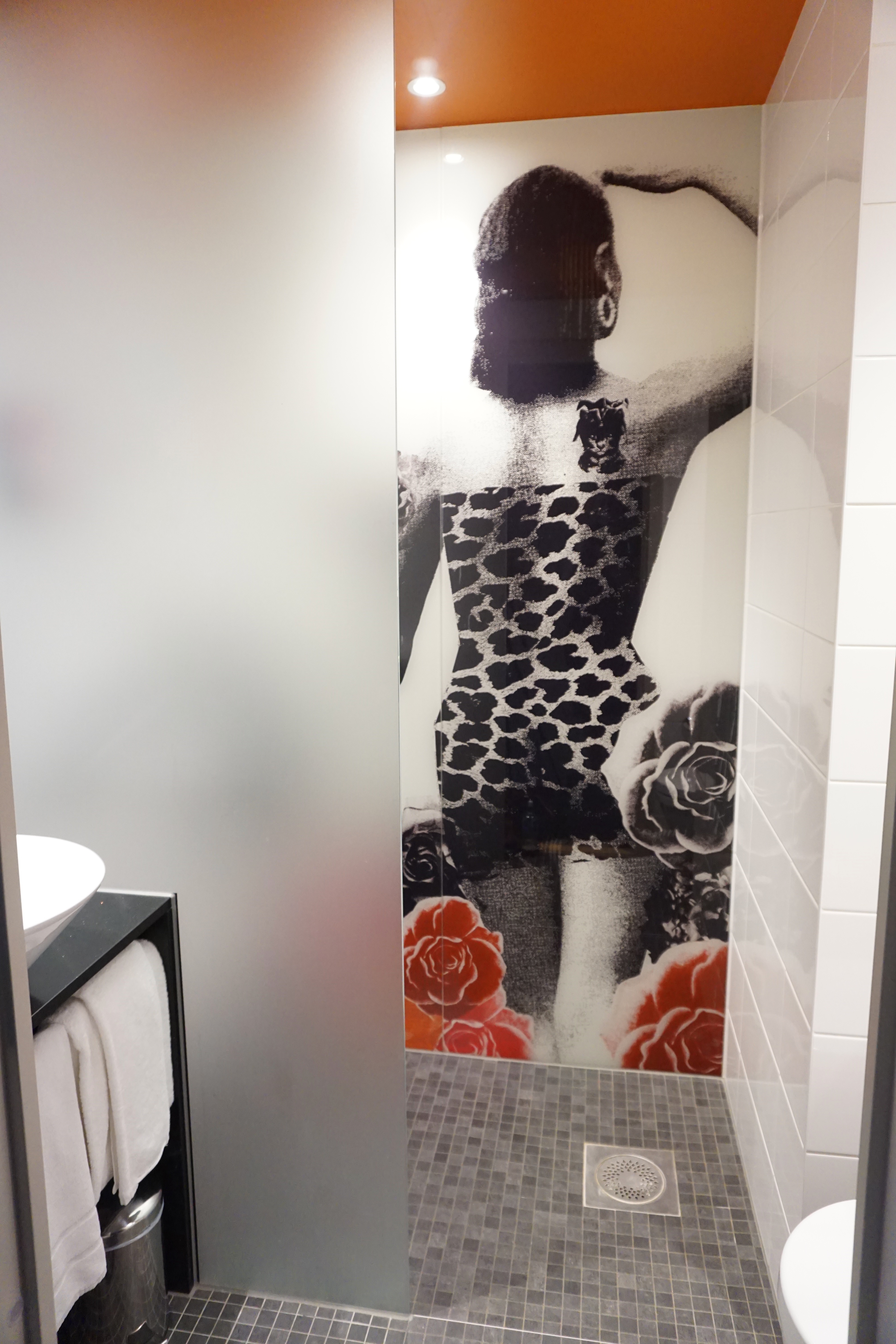 lady in the shower at motel l hammarby sjöstad