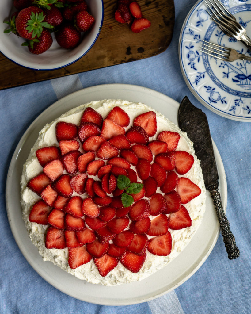 swedish strawberry cake — jordgubbstårta