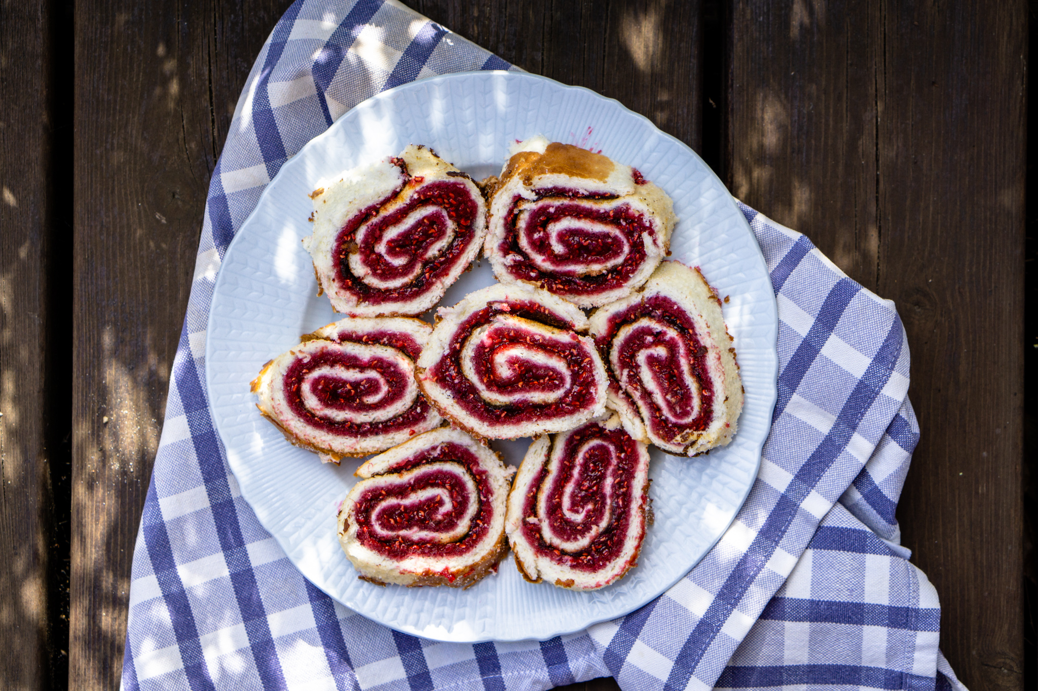 rulltårta — Swiss roll, or jelly roll, or roly-poly — Swedish style