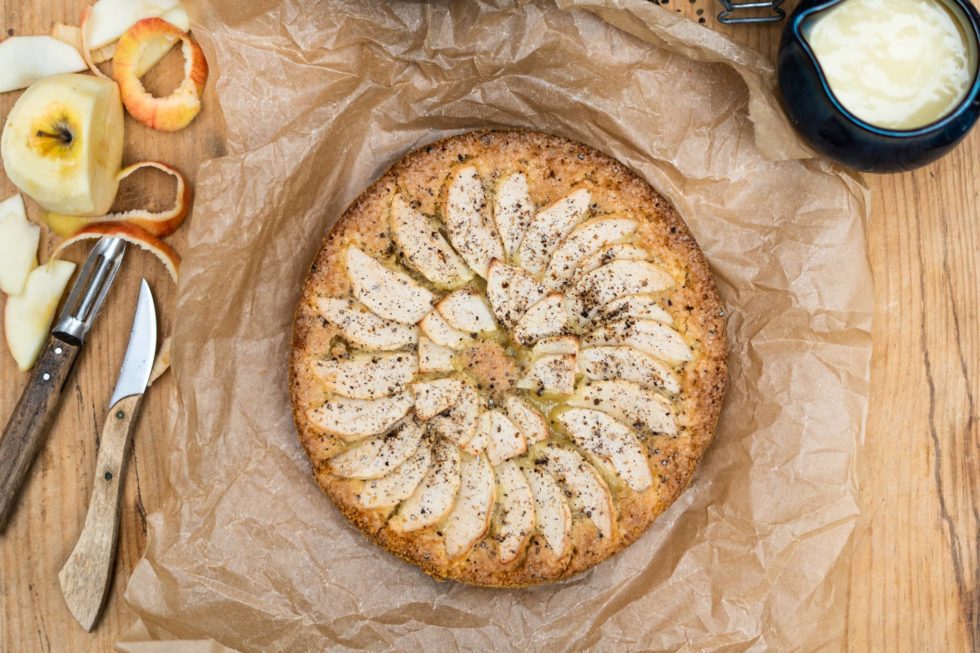 Chewy apple cake with cardamom – Swedish Spoon