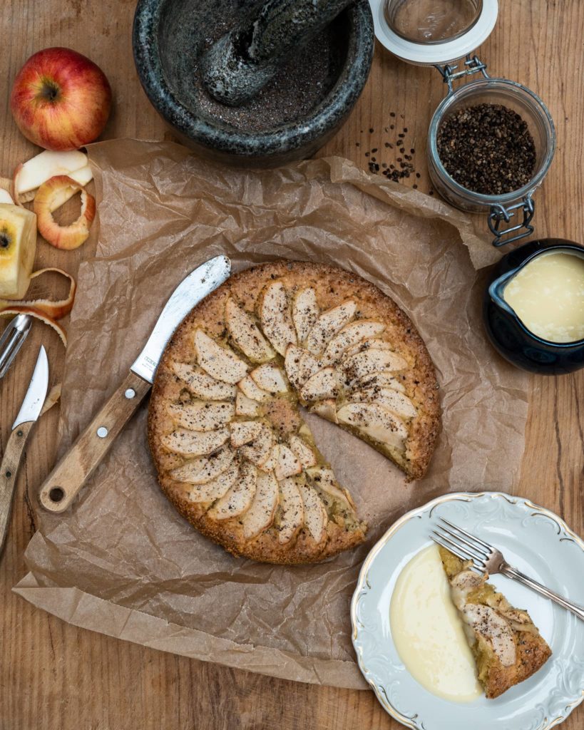 chewy apple cake with cardamom — seg äppelkaka med kardemumma